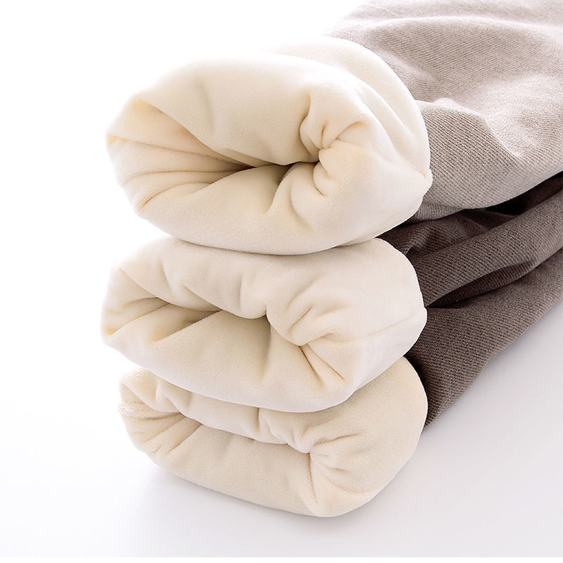 Größere Kinderhosen aus Baumwolle und Wollstoff