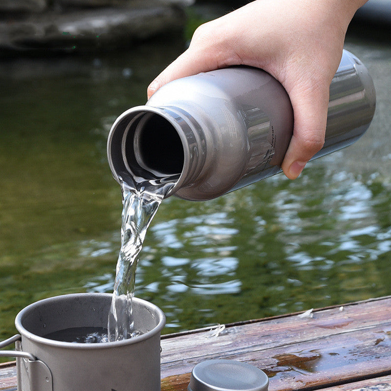 Tragbare Camping-Wasser flasche aus reinem Titan im Freien